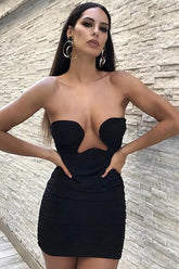 Trägerloses, tiefes V-Ausschnitt-Bügel-Mini-Partykleid mit Rüschen - Schwarz
